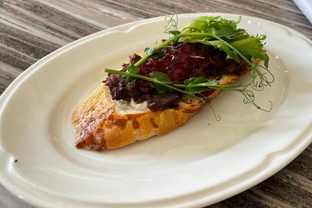 Брускетта с растомленной косулей