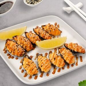 Запеченные мидии с острым соусом спайси 10 шт