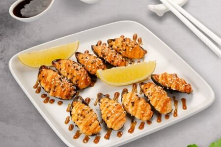 Запеченные мидии с острым соусом спайси 10 шт