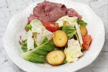 Салат с вяленой говядиной, молодым картофелем и цукини гриль