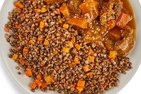 Гуляш из говядины с гречкой