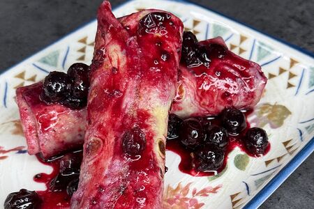 Блинчики с начинкой из мороженого и смородиновым соусом