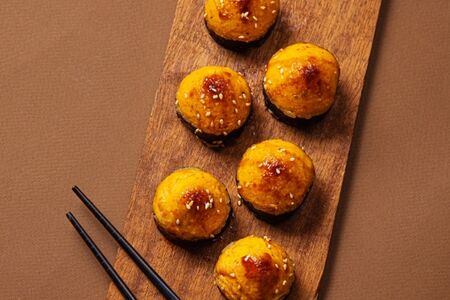 Ролл, запеченный с лососем