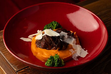 Томленые говяжьи щечки