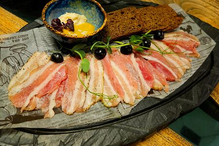 Сало соленое с хреном и горчицей