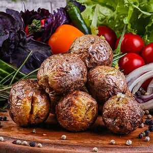 Картошка молодая с беконом на мангале