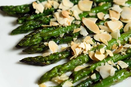Спаржа с миндалем