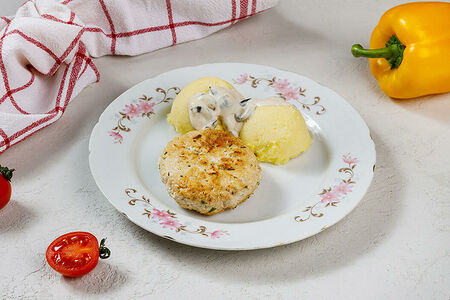 Котлетка из индейки с картофельным пюре и соусом из маслин