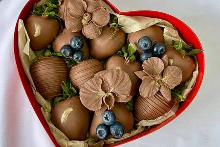 Клубника в шоколаде Sweet Flowers и подарок сердце №13