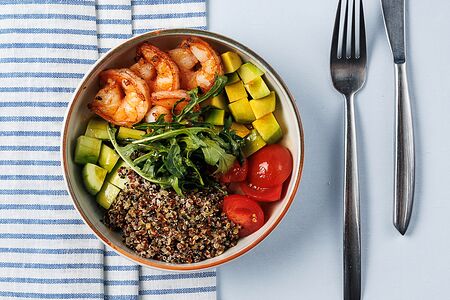 Боул с креветками и авокадо