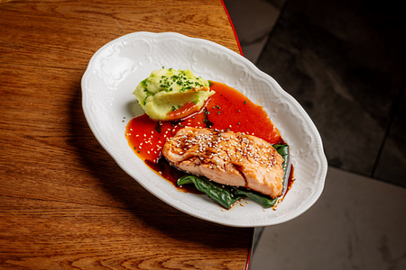 Лосось с томатной эмульсией и картофельным пюре с васаби