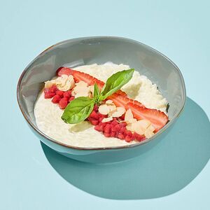 Каша рисовая с карамелизированным яблоком и клубникой