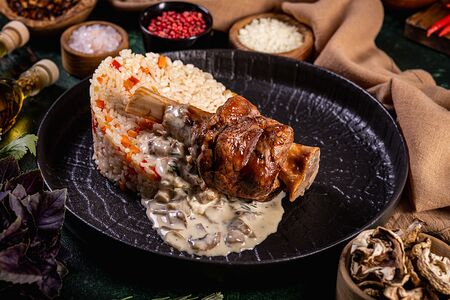 Голяшка ягненка с рисом и овощами 