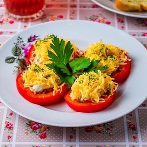 Помидоры с майонезом, сыром и чесноком