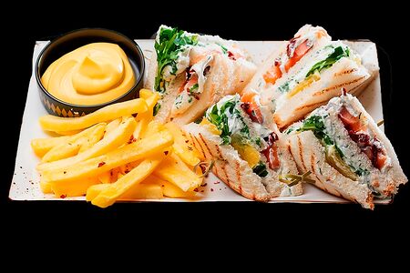 Клаб сэндвич с лососем и картофелем фри 