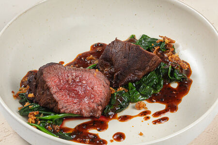 Филе-миньон с листьями пак-чой в чёрно-перечном соусе