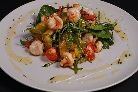 Салат с креветками и маринованным цукини в цитрусово-травяной заправке