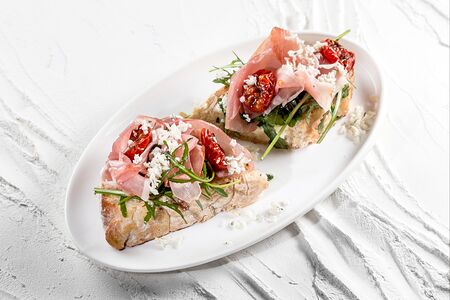 Брускетта с прошутто