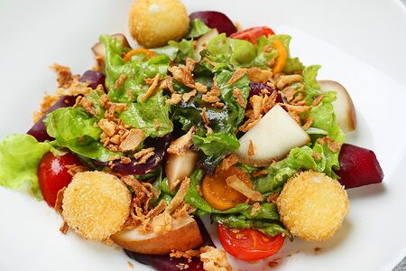 Салат с грушей, печеной свеклой и сырными шариками