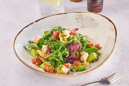 Легкий салат с креветками