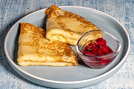 Блины с вишневым джемом