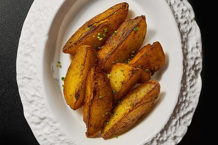 Картофель в специях с ароматными маслами и зеленым луком