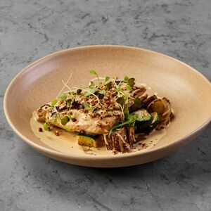 Филе цыпленка на шапке из жареных овощей с сырным соусом