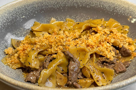 Фарфалле с говядиной, белыми грибами и печеньем из пармезана