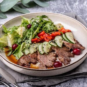 Салат с уткой и печеным перцем