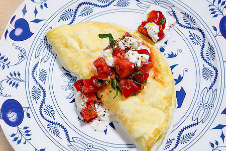 Омлет со страчателлой и спелыми помидорами