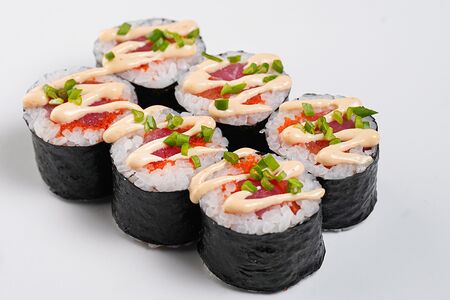 Малый ролл с тунцом, лососем и икрой тобико №66