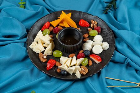 Турецкое сырное ассорти с ягодами и орехами