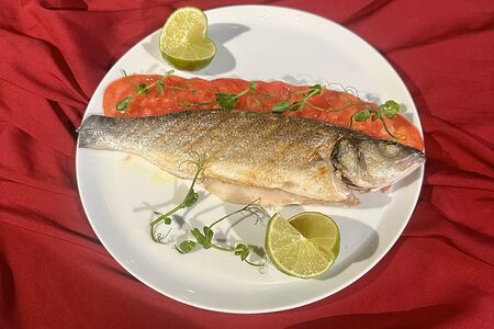 Сибас с карпаччо из томатов