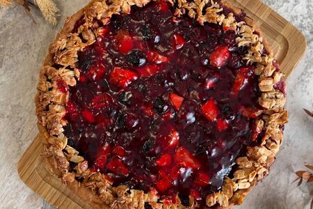 Пирог с вишней и яблоками