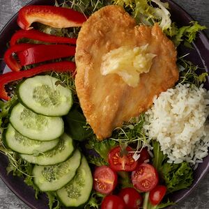 Куриная отбивная с медовым маслом, рисом, овощами и зеленью