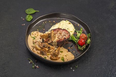 Кусочек мяса из смокера с мятым картофелем и грибным соусом