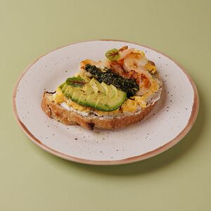 Тост Творожный сыр, авокадо, креветки, скрэмбл и соус песто