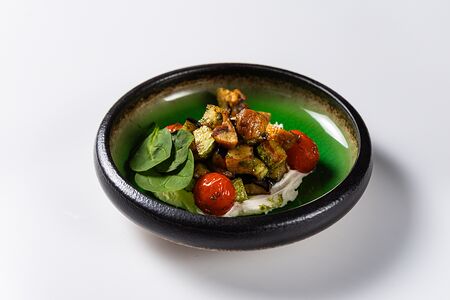 Салат с печеными овощами и творожным сыром