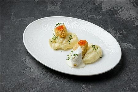 Котлеты щучьи со сливочным соусом, икрой и картофельным кремом