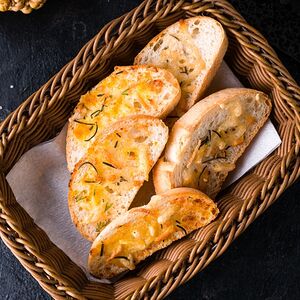 Корзинка с сырными гренками из багета