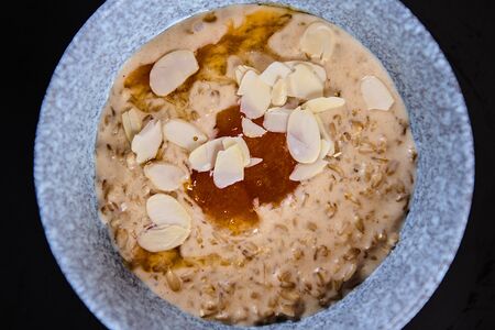 Овсяная каша с абрикосовым джемом и миндальными лепестками 