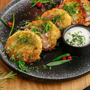 Драники со свининой томленой в печи, с фирменным соусом