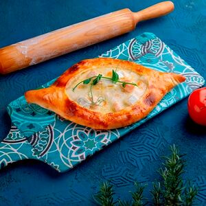 Хачапури-лодочка с лососем и фетой