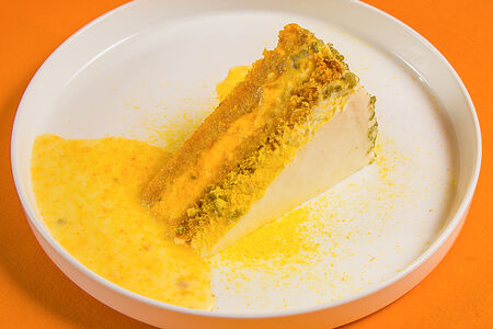 Морковный торт с апельсиновым соусом