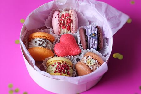 Макаруны премиум с разными вкусами в круглой коробке с сердечком