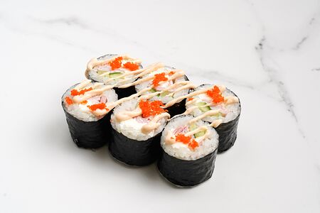 Малый ролл бекон, сыр, огурец, соус спайси и икра тобико № 24 