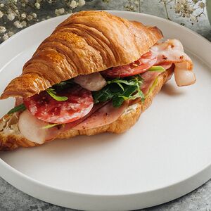 Сэндвич-круассан с ветчиной и беконом