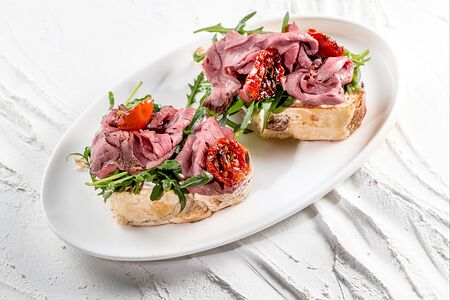 Брускетта с ростбифом
