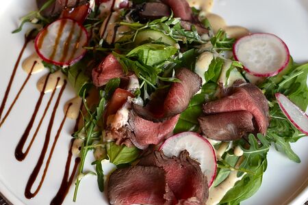 Салат с ростбифом