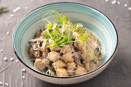 Ньокки с курицей и грибами в сливочном соусе